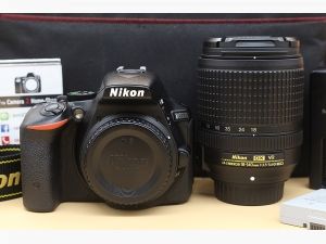 ขาย Nikon D5500 + lens 18-140mm อดีตร้าน ชัตเตอร์ 9,XXX เมนูอังกฤษ สภาพสวย อุปกรณ์พร้อมกระเป๋า จอติดฟิล์มแล้ว  อุปกรณ์และรายละเอียดของสินค้า 1.Body Nikon D